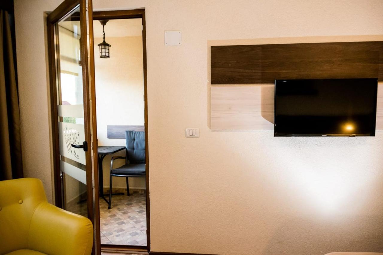 Domino Residence Zimandcuz Bagian luar foto